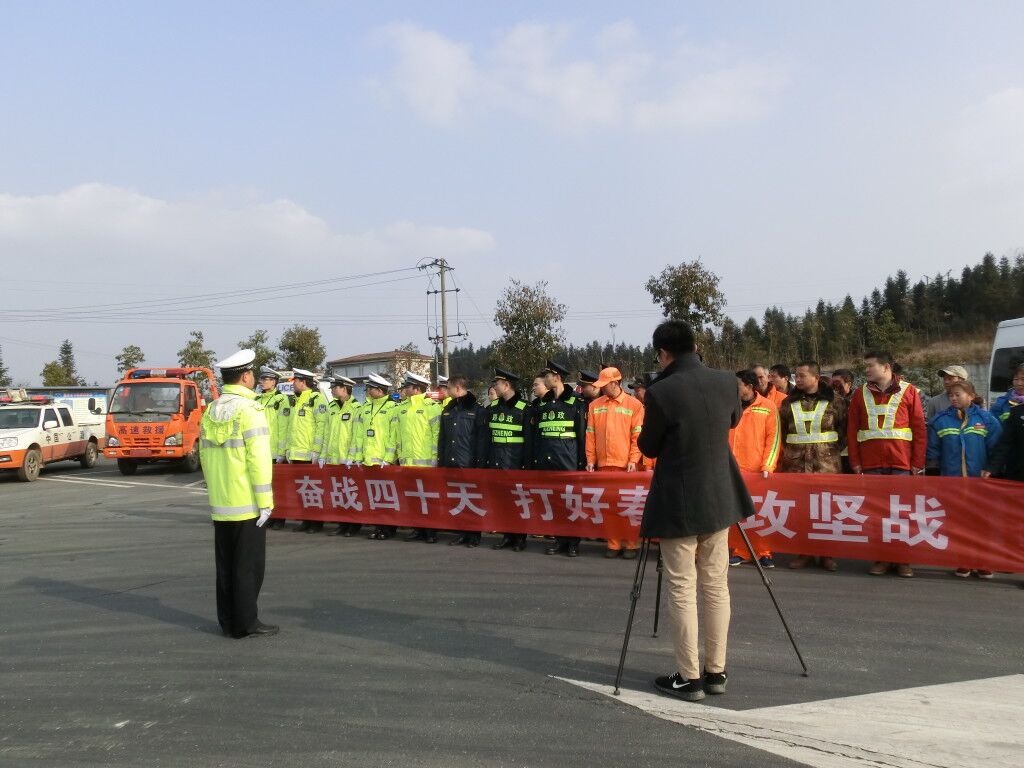 常吉高速公路养护项目部全力保障2016年春运畅通(图1)