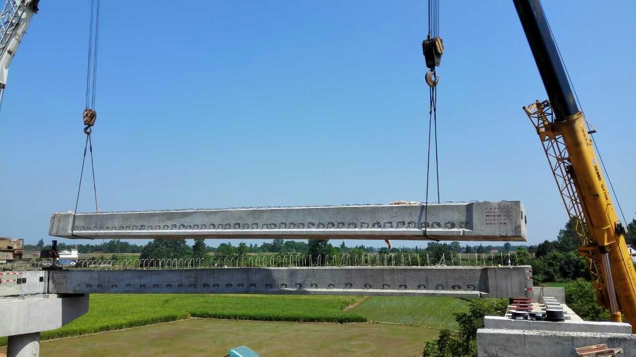 g319g207常德城区段改线工程a合同段完成草坪村中桥空心板两跨架设(图1)